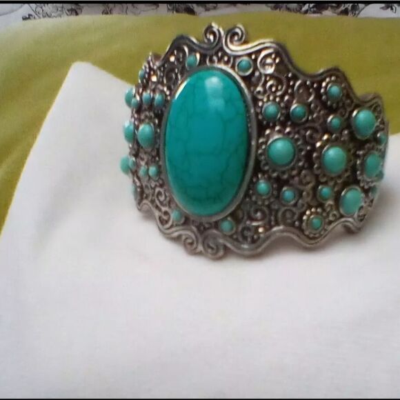 Ladies native style cuff bracelet with Turquoise stones. Perfect condition. - Picture 4 of 5